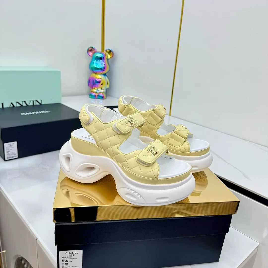 👟👟Ex-factory price 680👟👟 Top version... Chanel｜Chanel Xiaoxiang Velcro Beach Slippers Slippers Casual Beach Shoes 25ss Spring and Summer New Style! Beach shoes are a hit all over the internet! The latest model from the counter, I am still willing to buy it on my feet. It must be ranked among the most popular models. It is invincible in all seasons. Various bloggers and Internet celebrities can see the matching styles. Highly recommended. Pearlescent sheepskin upper, sheepskin lining, suede for feet. Original open-molded TPU outsole size: 35-40 (customized for 40 and 41). Full set of original packaging 👉 👉 👉 👉 👉